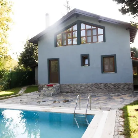 Fascinating Villa With Pool And Jacuzzi Surrounded By Nature In Sapanca Villa *